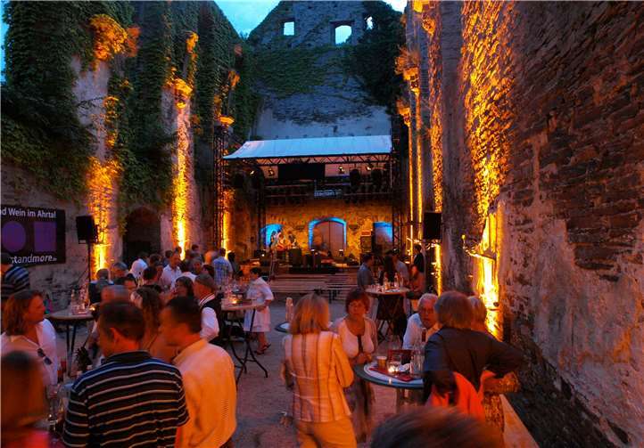 In geselliger Runde Musik feiern und Wein genießen: Das ist dieses Jahr nicht zu verantworten. Foto: Kleinkunstandmore