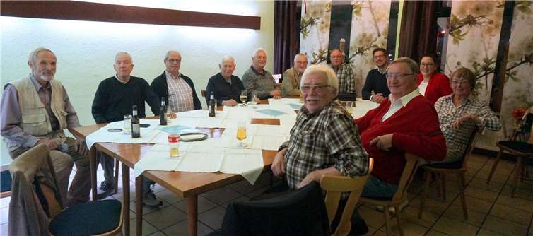 In geselliger Runde diskutierte man politische Themen.Foto: privat