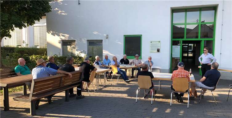 In geselliger Runde diskutierten die Sänger die Wiederaufnahme der Proben im Oktober. Foto: privat