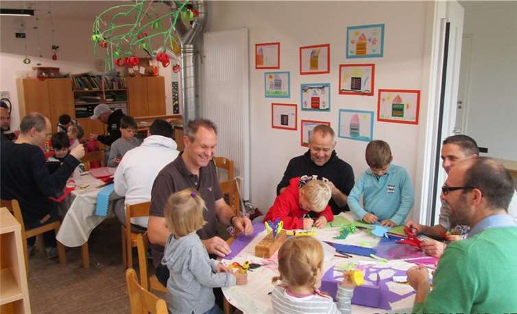 In geselliger Runde entstehen die Zirkuszelt Laternen.Privat