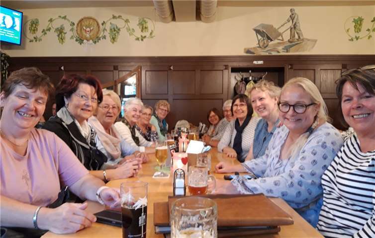 In geselliger Runde klang der Ausflug des Frauenchors Ehlscheid aus. privat