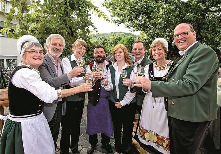 In geselliger Runde lässt sich besser feiern: Verbandsbürgermeister Bruno Seibeld und Fred Knebel (von links) genießen mit Mitgliedern der Trachtengruppe Winningen den guten Wein.EP