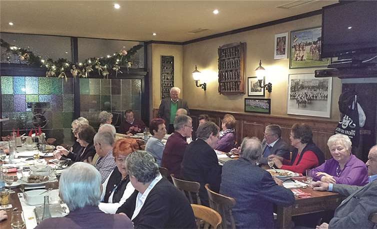 In geselliger Runde saßen alle beisammen und genossen einen fröhlichen Weihnachtstreff. privat