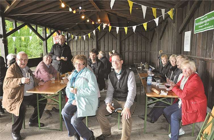 In geselliger Runde saßen alle in der Grillhütte gemütlich beieinander. AB