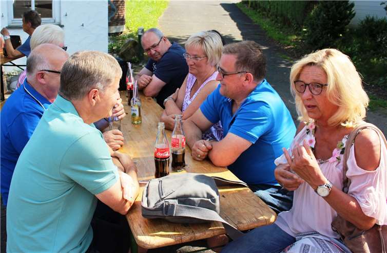 In geselliger Runde saßen die Gäste bei strahlendem Sonnenschein zusammen.  privat