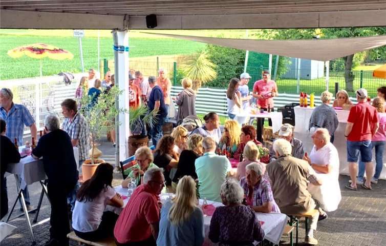 In geselliger Runde saßen die Händler auf der „After-Trödel-Party“ zusammen.privat