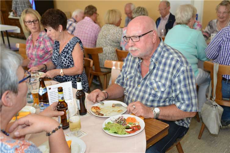 In geselliger Runde schmeckten die Spezialitäten vom Grill besonders lecker.