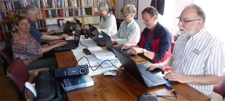 In geselliger Runde tauschen sich die Senioren über die Arbeit mit dem Pc aus. Foto: Archiv VNB