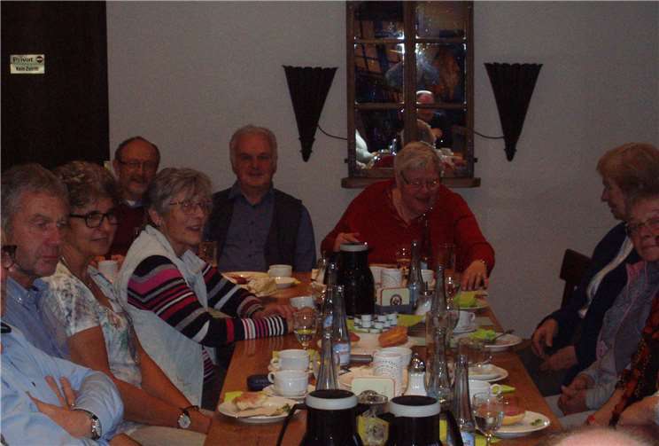 In geselliger Runde tauschte man nach dem offiziellen Teil noch länger Neuigkeiten aus. Foto: privat