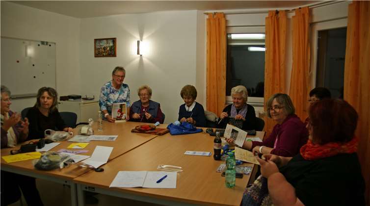 In geselliger Runde wird gestrickt und gestrickt.- MIH -