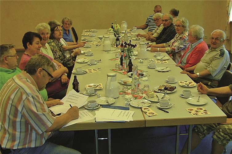 In geselliger Runde wurde beisammengesessen und Neuigkeiten wurden ausgetauscht. privat