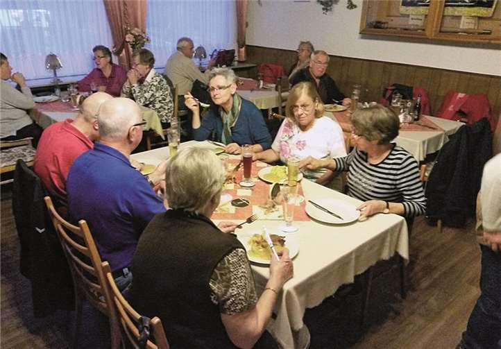 In geselliger Runde wurde der „Döbbekoche“ verzehrt.privat
