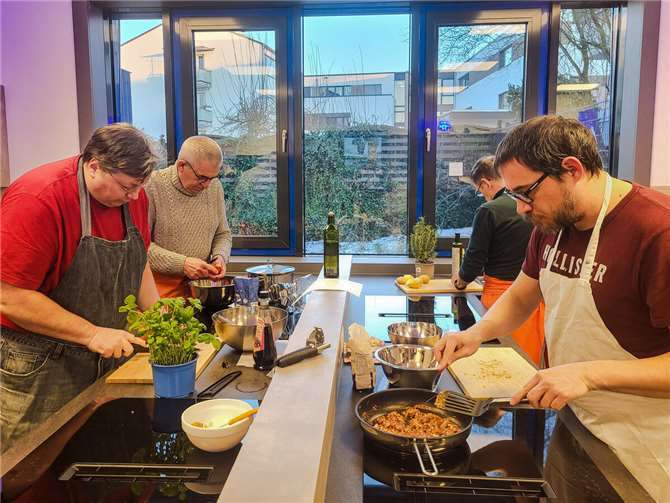In geselliger Runde wurde geschnippelt, gebraten, gelacht und natürlich auch probiert.