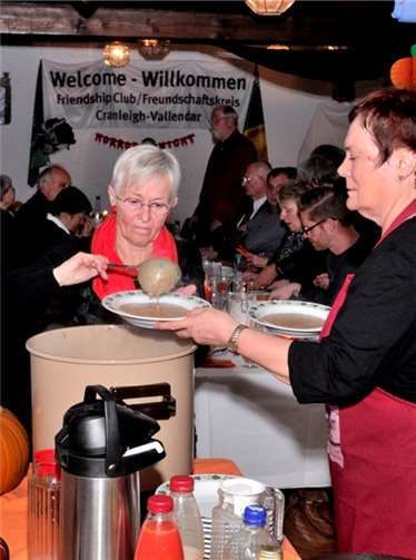 In gespannter Erwartung.