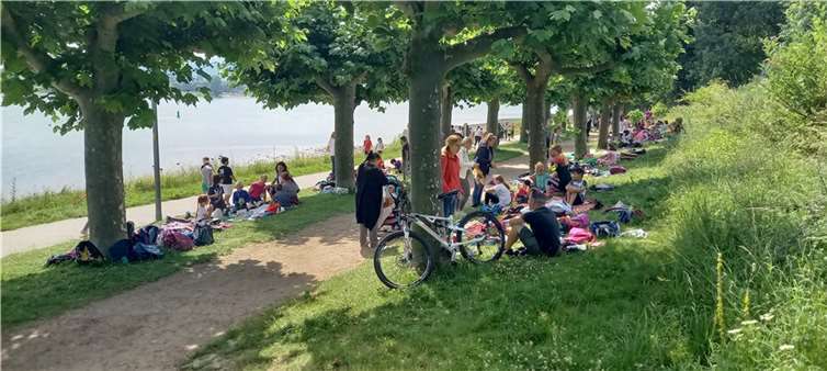 In gewohnter Form bewegten sich die Kinder auf einer festgelegten Strecke entlang des Rheins, um ihren Beitrag zum „Tag für Afrika“ zu leisten. Foto: privat
