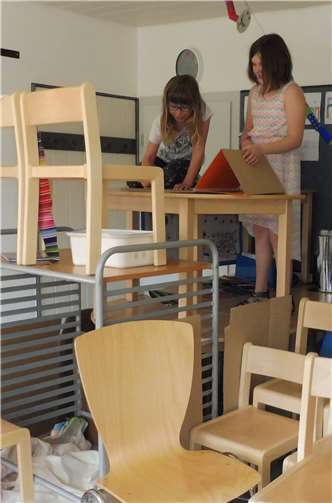 In großen Höhlen entstanden mit vereinten Kräften Insektenhotels, ein Bandproberaum, Einkaufsläden, Krankenhäuser, Arztpraxen und eine Bücherei.privat