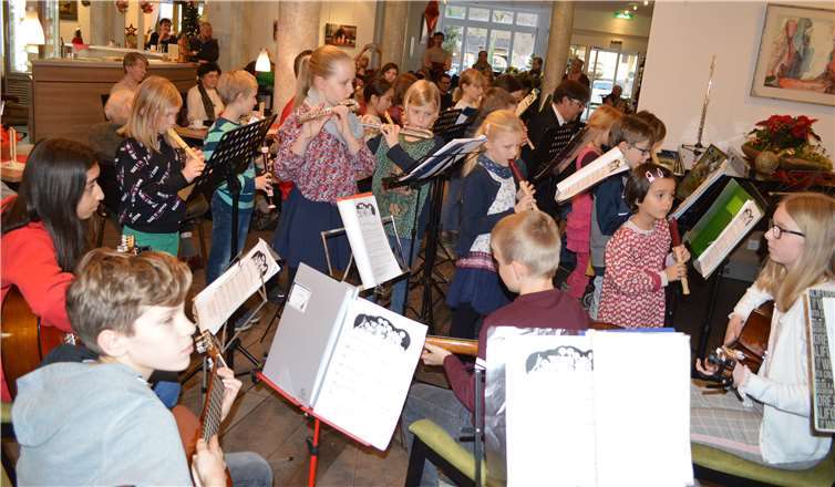 In großer Besetzung beim Adventskonzert.Fotos: AB