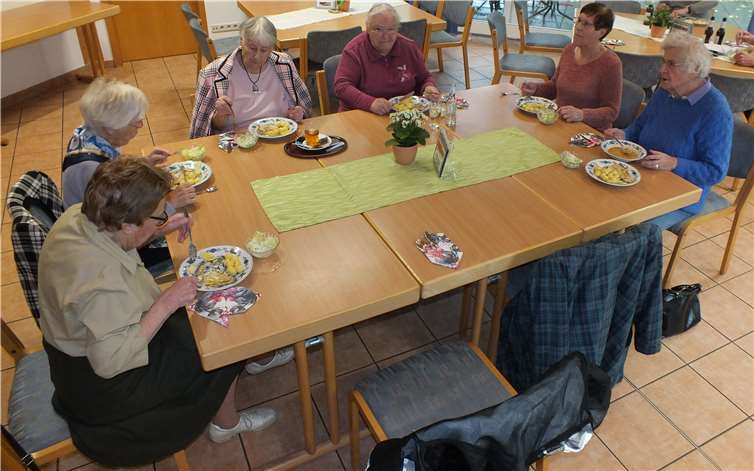 In großer Runde schmeckt alles gleich noch einmal so gut. Fotos: Christa Graf, VG Höhr-Grenzhausen