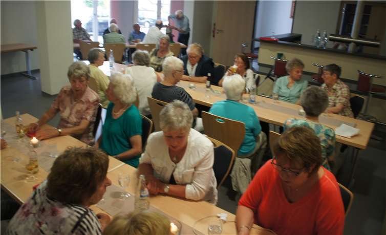 In guter Stimmung unterhalten sich die Senioren und genießen den Nachmittag.
