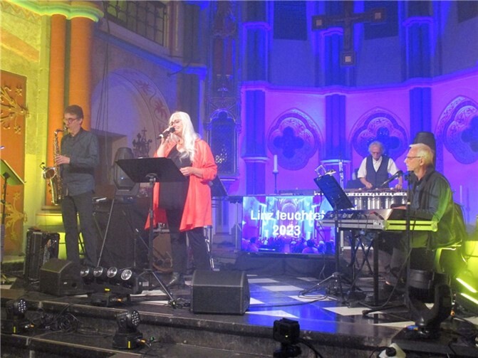 In halbstündigem Wechsel fesselten die Formation „Swing & Praise“ mit Sängerin Ruth Zimmermann und eine musikalisch inspirierte Lichtshow, gestaltet vom Lichtdesigner Martin Kohl, die Besucher in der vollbesetzten Kirche.