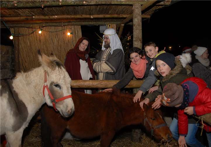 In heilige Gewänder waren auch die irdischen Gestalten Claudia Wolter und Fritz Blech geschlüpft. Zusammen mit Esel und Pony symbolisierten sie in der „Lebenden Krippe“ die heilige Familie mit Maria und Josef im Stall.
