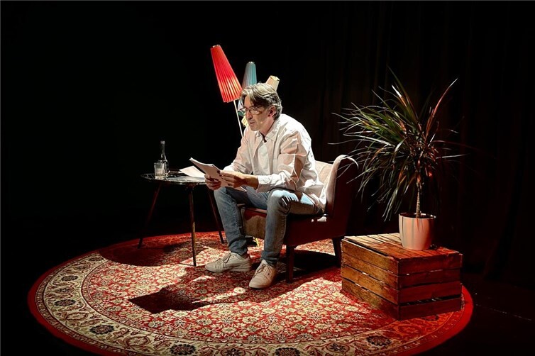 In heimeliger Atmosphäre las Autor Frank Bresching aus seinem neuesten Roman „Das verlorene Band“. Foto: Mira Bind / Stadtverwaltung Lahnstein