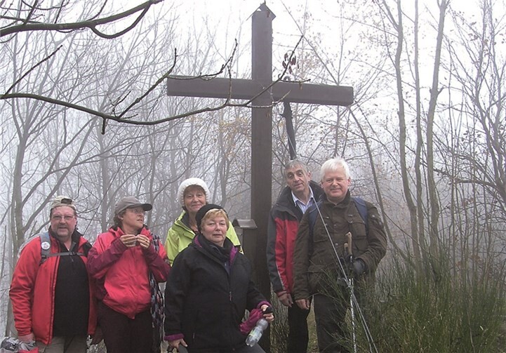 In herbstlichem Nebel am Gipfelkreuz des Unkeler Asbergs.privat