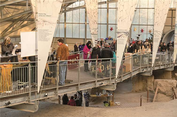 In historischem Ambiente können Besucher 20 weihnachtliche Stände durchstöbern.Vulkanpark GmbH