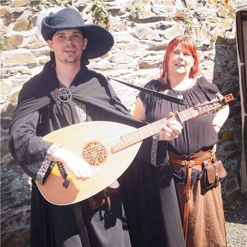 In historischen Kostümen flanierten die Akteure zwischen den Besuchern des Burgfestes.
