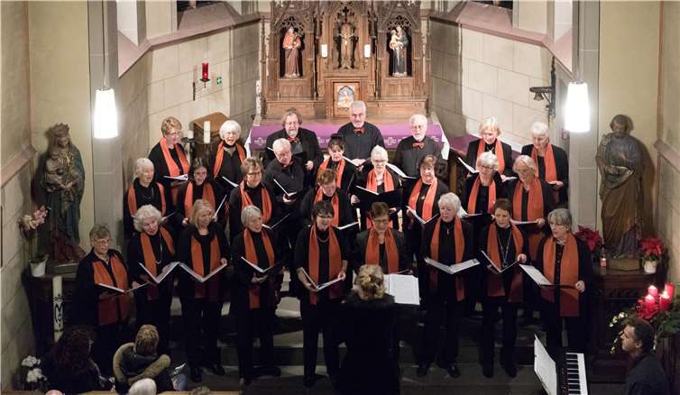 In hoher Qualität ließ die Chorgemeinschaft „Die Brücke“ in der Michaelskapelle in Merl weihnachtliche Lieder erklingen.CEW
