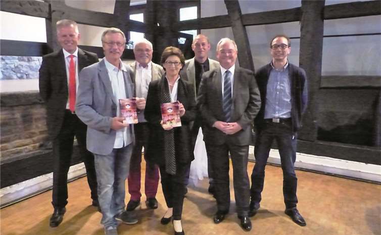 In ihre Mitte nahmen die Vorstandsmitglieder und Freunde des SC Ließem die Wachtberger Bürgermeisterin Renate Offergeld. wm