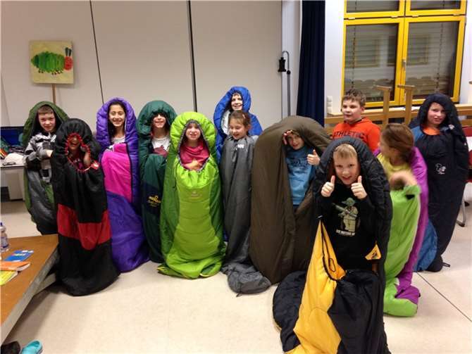 In ihre Schlafsäcke gehüllt hatten die Kinder viel Spaß bei der ersten Lesenacht.privat