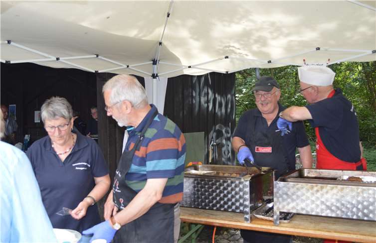 In ihrem Element waren die Grillmeister Martin Tillmann und Heinz Langen, während Margot Lembke und Manfred Hillen sich um die Ausgabe kümmerten.