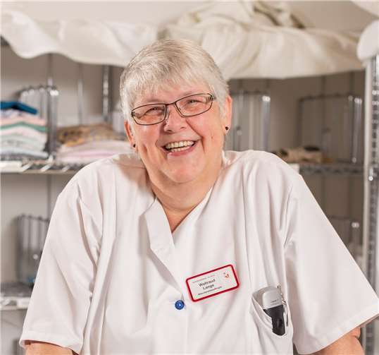 In ihrem Reich und in ihrem Element: Waltraud Lange in der Wäscherei.Foto: Joachim Gies