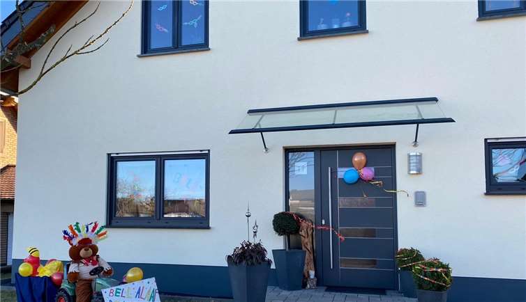 In ihrem Vorgarten grüßte der Beller Karnevalszug.