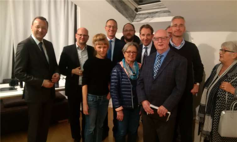 In ihrem Wohn- und Arbeitsatelier erläuterte eine kanadische Stipendiatin (dritte v. li.) ihr Wirken in Bad Ems. Dr. Kornhoff (zweite v. li.) nutzte die Gelegenheit und lud zu einem Rundgang durch`s Haus. Privat