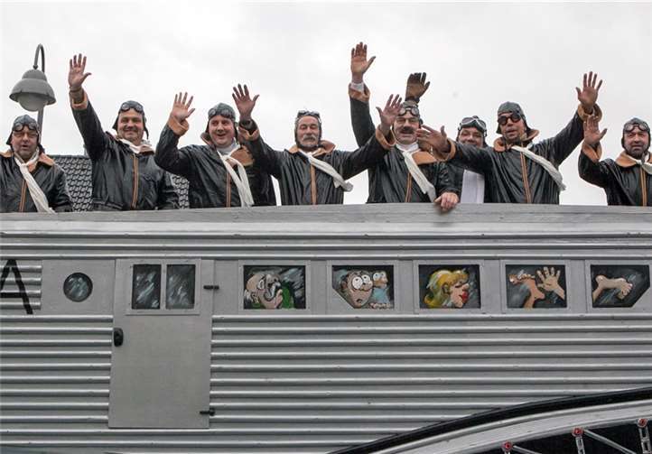 In ihrem historischen Propellerflugzeug knatterten die Jecken des GSV durch Gelsdorf.