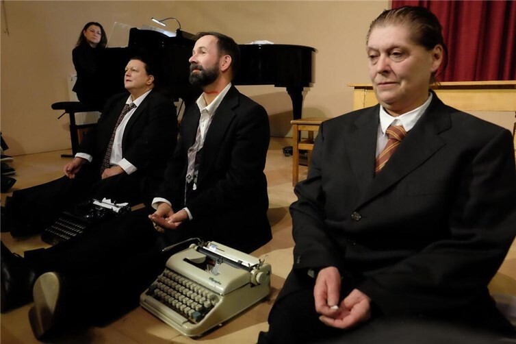 In ihrem neuen Theatherabend nehmen Die Findlinge die Rollen von Kurt Tucholskys Pseudonymen ein.