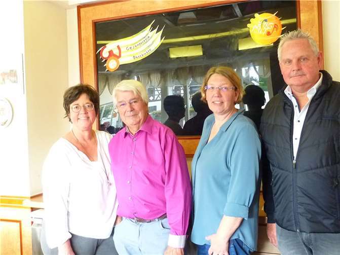 In ihren Ämtern bestätigt wurden bei der jüngst abgehaltenen Jahreshauptversammlung des Gesangverein Oberbieber in ihren Ämtern Hans Hartenfels (2.v.l.) als Geschäftsführer, Steffi Linnig als stellvertretende Vorsitzende und Jürgen Weißenfels (r.) als stellvertretender Kassierer, sehr zur Freude der amtierenden Vorsitzenden Sabine Fleischer (l.).Foto: Hans Hartenfels