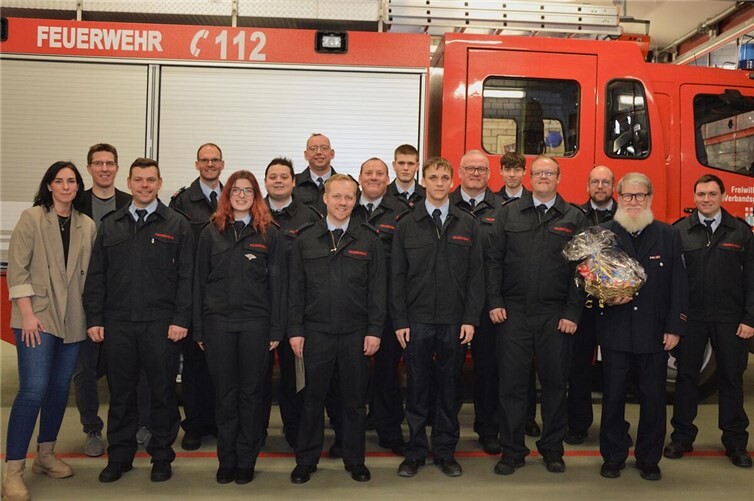 In ihren Grußworten dankten Ortsbürgermeisterin Simone Röttgen und Bürgermeister Sebastian Busch (v. l.) den Kameradinnen und Kameraden der Freiwilligen Feuerwehr Saffig für ihren geleisteten ehrenamtlichen Einsatz im vergangenen Jahr. Foto: Jessica Ley)