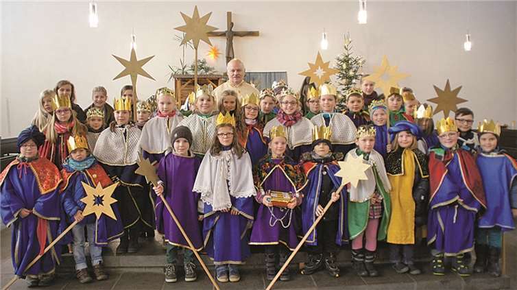In ihren bunten Gewändern, mit Sternen, Kreide, Aufklebern und Sammeldosen ausgerüstet, zogen die Sternsinger durch die Straßen von Weibern, Wabern und Hausten-Morswiesen. privat