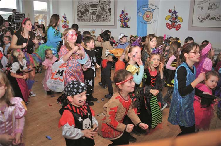 In ihren hübschen buten Kostümen waren zahlreiche Kinder zur Kindersitzung in Bad Bodendorf erschienen. Auf der Bühne bot sich ihnen ein illustres Programm, so dass sie Karneval feiern konnten wie die Großen. RÜ