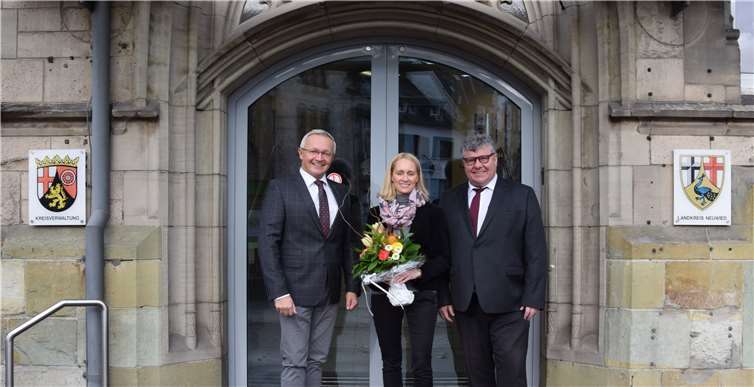 In ihren neuen Funktionen stellten sich zum Jahresbeginn der neue Landrat des Kreises Neuwied, der neue 1. Kreisbeigeordnete und die neue Büroleiterin der Kreisverwaltung vor. Landrat Achim Hallerbach (links) und Beigeordneter Michael Mahlert (rechts) begrüßten Diana Wonka als neue Büroleiterin der Verwaltung mit einem Blumenstrauß. Kreisverwaltung