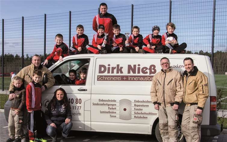 In ihren neuen Trainingsanzügen präsentiert sich die E-Jugend mit dem Sponsor.privat
