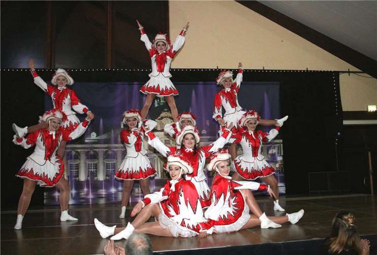 In ihren schmucken Kostümen waren die Mädels der Tanzgarde der KG Jeckige Globistere Waldorf ein Leckerbissen. WK