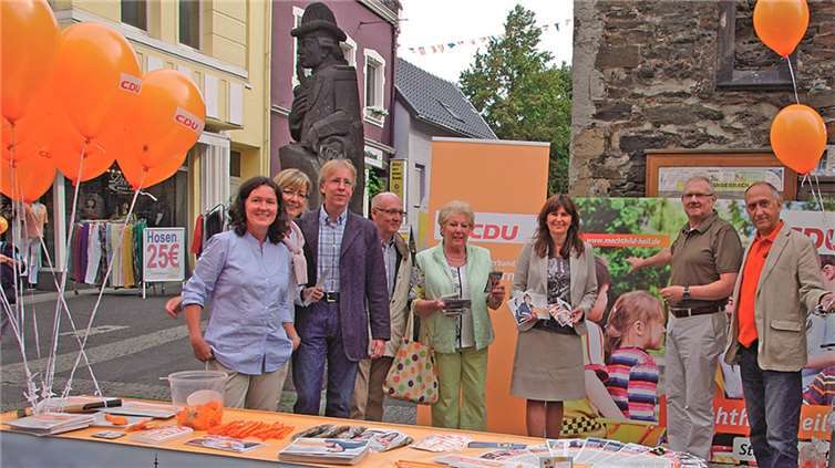 In ihrer Eigenschaft als Verbraucherschutzbeauftragte der CDU-Bundestagsfraktion konnte Mechthild Heil (3.v.r.) viele Fragen der Andernacher Bürger beantworten. privat