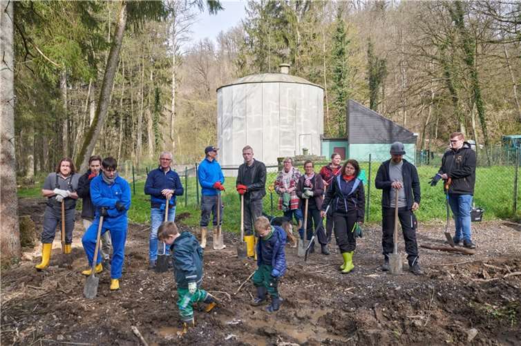In ihrer Freizeit halfen Mitarbeiter der evm-Gruppe dabei, Flächen am Wasserwerk Feisternacht (im Bildhintergrund) wieder aufzuforsten.