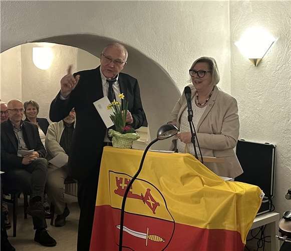 In ihrer Gratulation hob Bürgermeisterin Petra Kalkbrenner das herausragende ehrenamtliche Engagement hervor, das die Vorstände und Mitglieder des Vereins seit 50 Jahren für den Erhalt des Zehnthauses aufbringen. Foto: privat