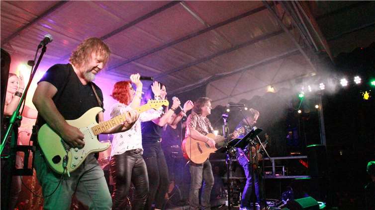In ihrer bislang größten Besetzung rockten Roadhouse den Linzer Buttermarkt.