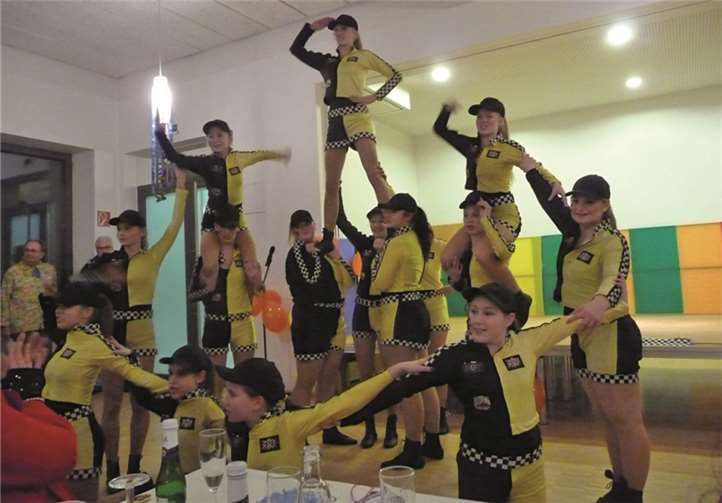 In ihrer einheitlichen Kleidung als Rennfahrer verbreitete die Jugendgruppe „Magic“ Rennatmosphäre vom Nürburgring.privat